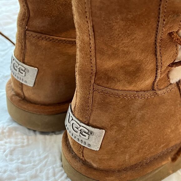 UGGS, size 6, EUC, side lacing, leather and shearling. Metal nameplate on back. - Picture 9 of 11